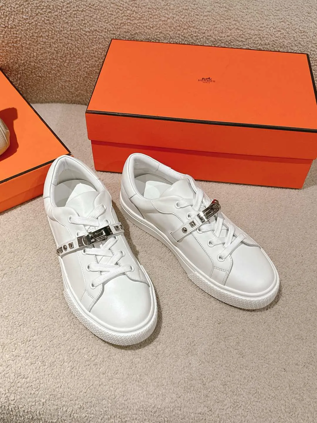 👟👟Ex-factory price 600👟👟Hermes top version couple model Epsom calfskin and calfskin loafer style lace-up sneakers, with functional rose gold-plated Kelly shoe buckles. Create a stylish urban look. Fabric: Specific cowhide/canvas material Lining: Sheepskin lining Outsole: Original molded TPU outsole Size: 35-45